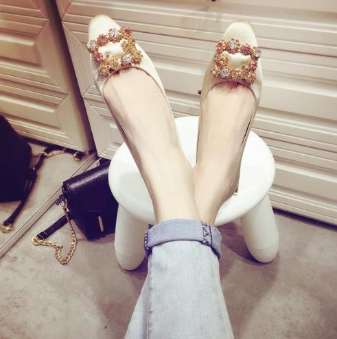 尖头水钻方扣粗跟单鞋：6款单鞋尽显奢华大气（图）