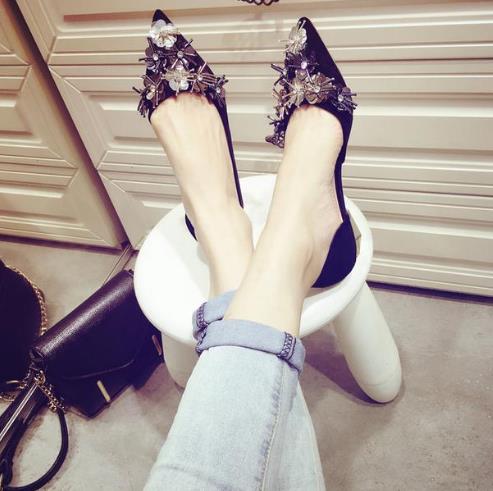 尖头水钻方扣粗跟单鞋：6款单鞋尽显奢华大气（图）