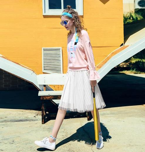 网纱拼接半身裙怎么搭配上衣：百搭显瘦（图）