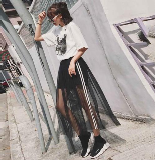 网纱拼接半身裙怎么搭配上衣：百搭显瘦（图）