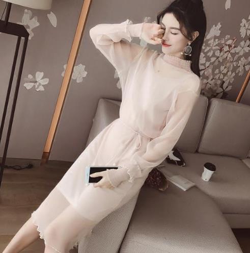 秋季有着几款立领长袖连衣裙搭配就够了（图）