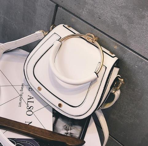 明星大牌同款圆环时尚马鞍包:个性十足(图) 明星大牌同款圆环时尚马鞍包:个性十足(图)