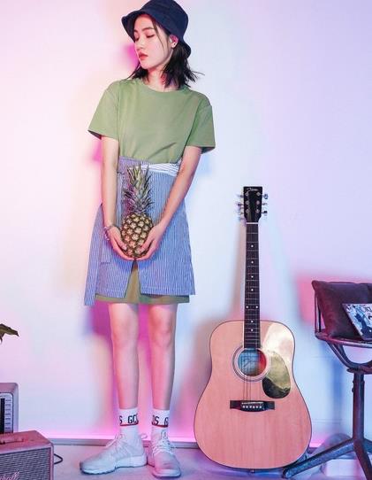 小白鞋搭配网纱吊带两件套:学院风两件套分享 小白鞋搭配网纱吊带两件套:学院风两件套分享