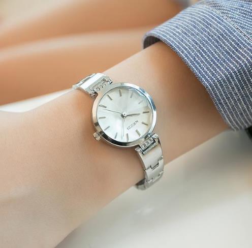 帅气潇洒钢带防水石英手表:演绎迷人女人味 帅气潇洒钢带防水石英手表:演绎迷人女人味