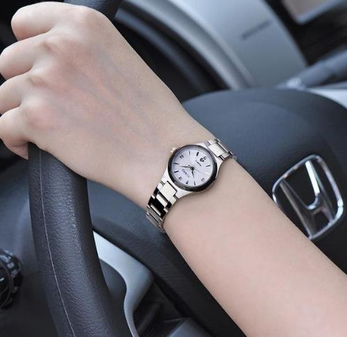 帅气潇洒钢带防水石英手表:演绎迷人女人味 帅气潇洒钢带防水石英手表:演绎迷人女人味
