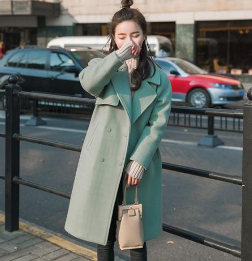 高领毛衣搭配暗扣修身毛呢外套：显瘦又优雅（图）