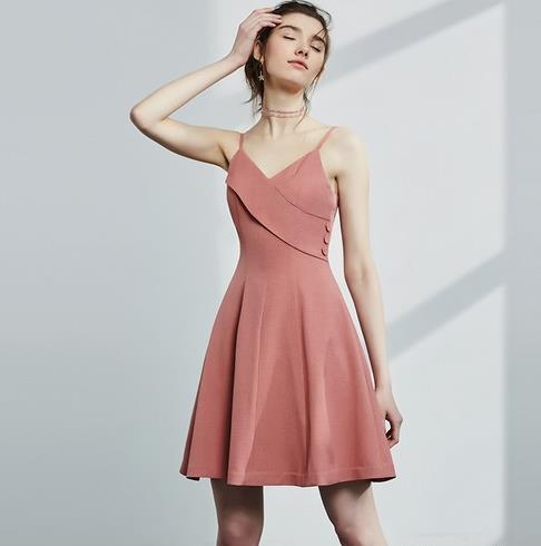 宽松连衣裙两件套搭配板鞋：性感可爱两件套推荐