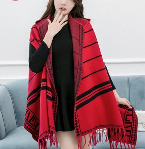 针织披肩让你引领早秋时尚：优雅百搭披肩搭配（图）