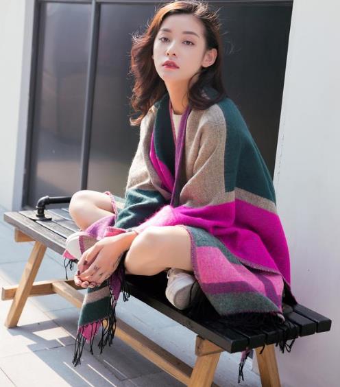 针织披肩让你引领早秋时尚：优雅百搭披肩搭配（图）