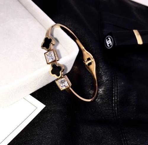 复古文艺范手镯推荐:欧美个性镂空手镯搭配(图) 复古文艺范手镯推荐:欧美个性镂空手镯搭配(图)