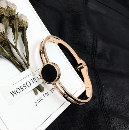 复古文艺范手镯推荐:欧美个性镂空手镯搭配(图) 复古文艺范手镯推荐:欧美个性镂空手镯搭配(图)