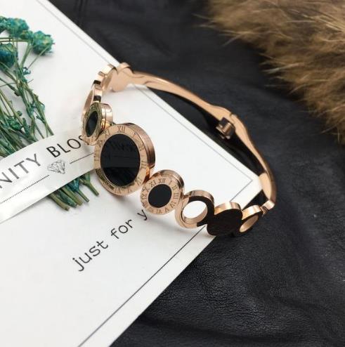 复古文艺范手镯推荐:欧美个性镂空手镯搭配(图) 复古文艺范手镯推荐:欧美个性镂空手镯搭配(图)