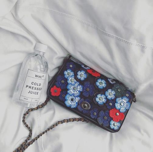 小资情调旋扣链条包搭配：简约百搭链条包推荐（图）