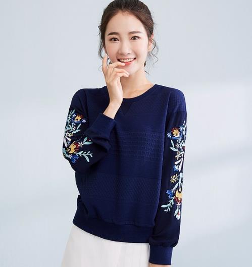 灯笼袖圆领上衣搭配牛仔裤：青春减龄甜美范（图）