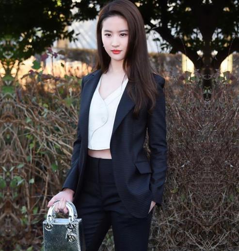今年巨流行范冰冰同款小西装外套:干练又不失性感 今年巨流行范冰冰同款小西装外套:干练又不失性感