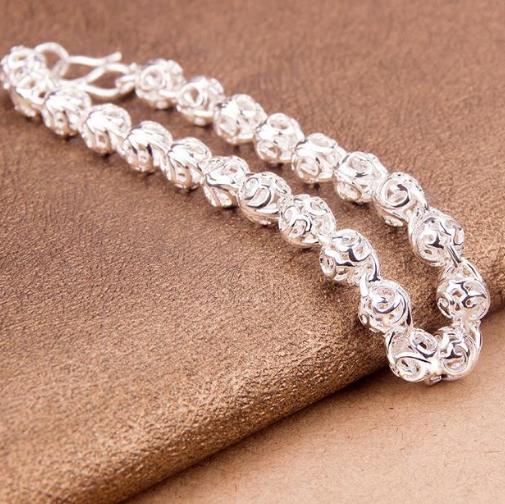 韩版四叶草手链搭配:简约时尚手链推荐(图) 韩版四叶草手链搭配:简约时尚手链推荐(图)