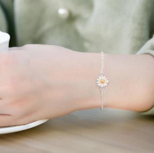 韩版四叶草手链搭配:简约时尚手链推荐(图) 韩版四叶草手链搭配:简约时尚手链推荐(图)