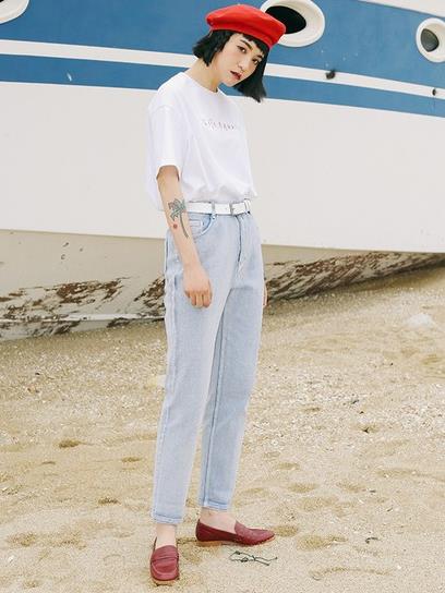 雪纺衫搭配高腰九分微喇裤:复古牛仔裤时髦多变