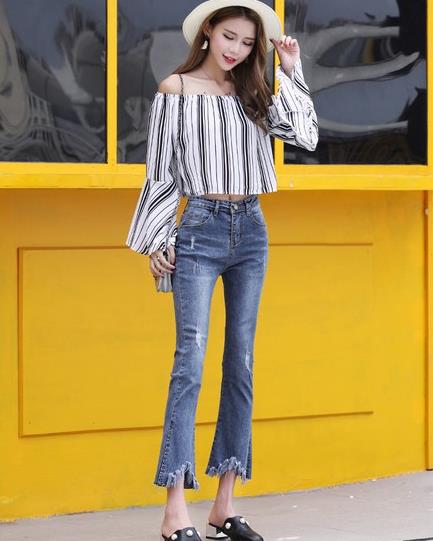 雪纺衫搭配高腰九分微喇裤:复古牛仔裤时髦多变