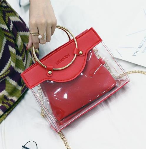 今年最流行透明果冻手提包搭配：时尚甜美范（图）