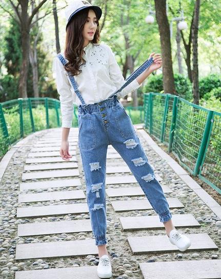 雪纺衫搭配高腰九分微喇裤:复古牛仔裤时髦多变