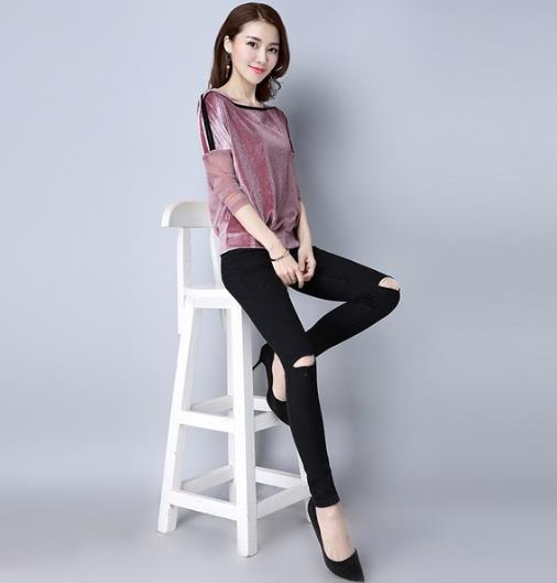 手拿包搭配一字领蕾丝鱼尾裙：时尚优雅又性感（图）