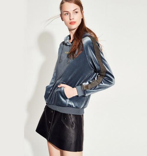 手拿包搭配一字领蕾丝鱼尾裙：时尚优雅又性感（图）