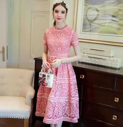 这6种短款钩花刺绣连衣裙搭配：优雅又性感（图）