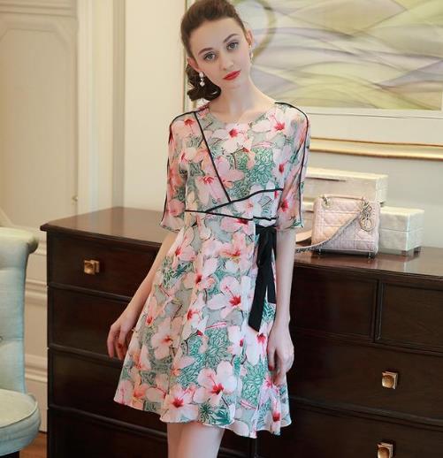 这6种短款钩花刺绣连衣裙搭配：优雅又性感（图）