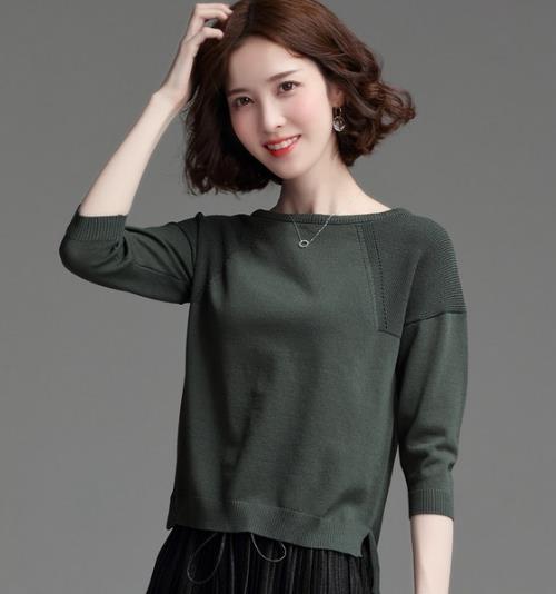 小皮裙搭配蝙蝠袖几何图案圆领毛衣：性感保暖（图）