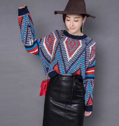 小皮裙搭配蝙蝠袖几何图案圆领毛衣：性感保暖（图）