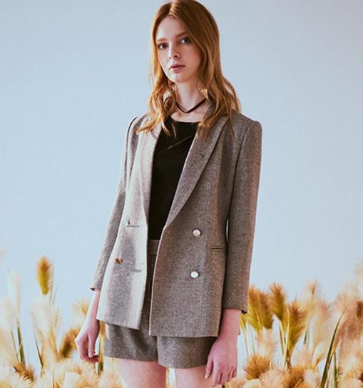 中性酷帅西装搭配：干练时尚开衩西装外套推荐（图）