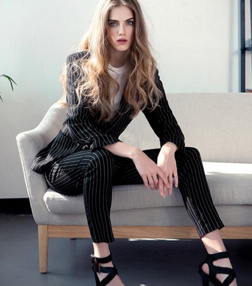 中性酷帅西装搭配：干练时尚开衩西装外套推荐（图）