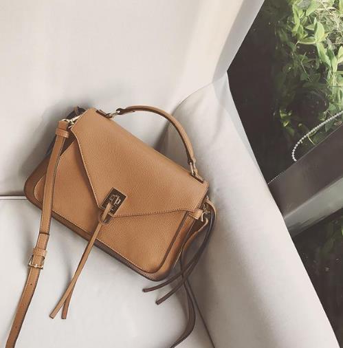 款式新颖的6款单肩斜挎包：简约斜挎包搭配（图）