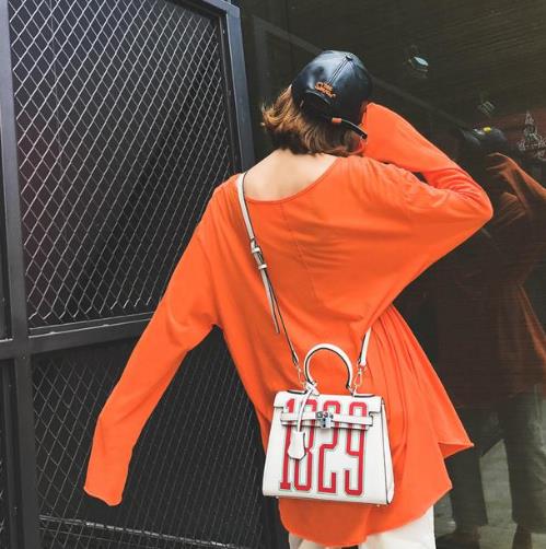 款式新颖的6款单肩斜挎包：简约斜挎包搭配（图）