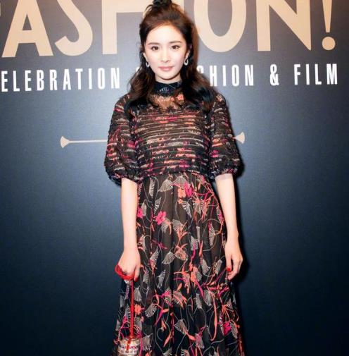 杨幂同款蕾丝印花连衣裙:性感显高挑连衣裙推荐 杨幂同款蕾丝印花连衣裙:性感显高挑连衣裙推荐