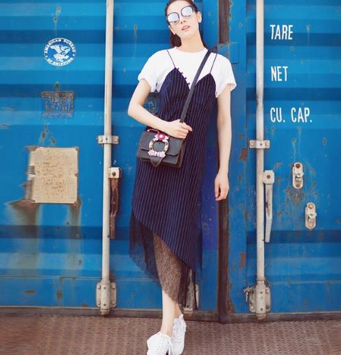 杨幂同款蕾丝印花连衣裙:性感显高挑连衣裙推荐 杨幂同款蕾丝印花连衣裙:性感显高挑连衣裙推荐