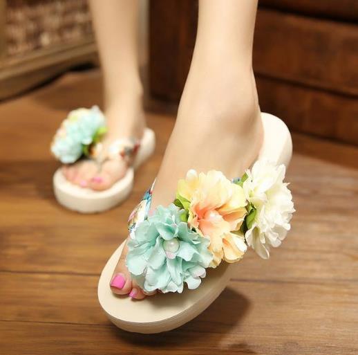 长裙搭配花朵沙滩坡跟拖鞋：舒适百搭拖鞋分享