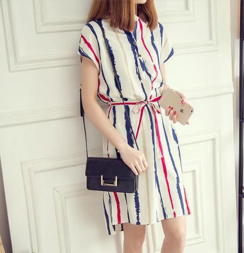 杨幂同款蕾丝印花连衣裙：性感显高挑连衣裙推荐