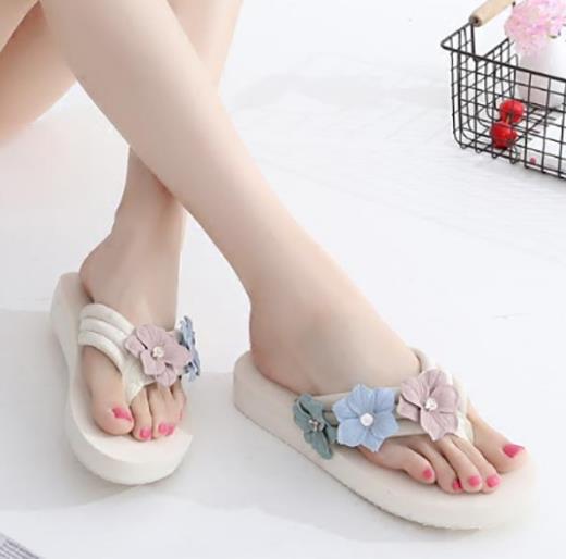 长裙搭配花朵沙滩坡跟拖鞋：舒适百搭拖鞋分享