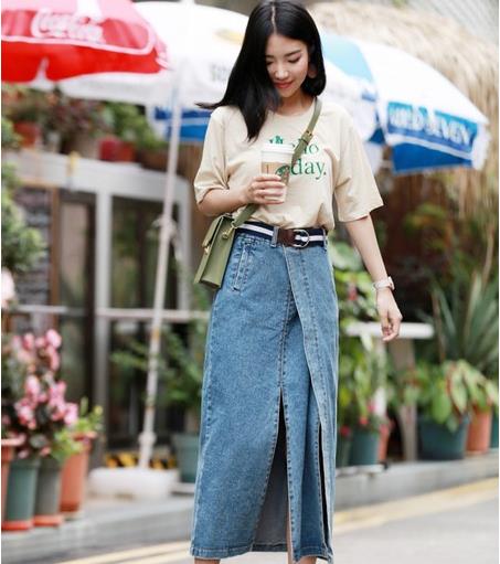 修身牛仔裙套装搭配：时尚套装打造小清新复古风