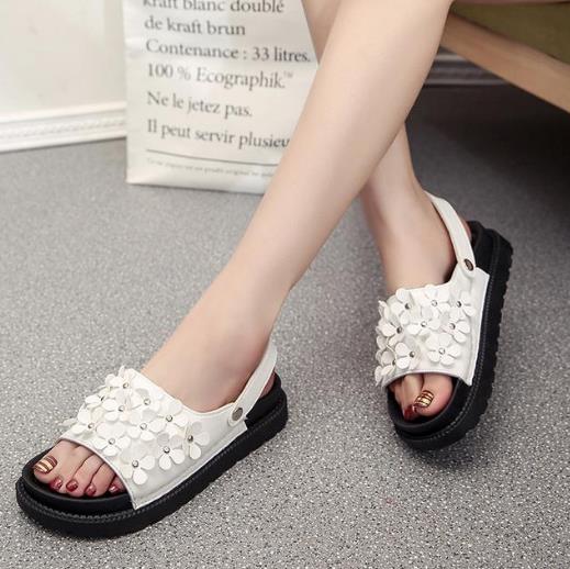 长裙搭配花朵沙滩坡跟拖鞋：舒适百搭拖鞋分享