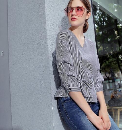 木耳边立领喇叭袖格子衬衫搭配：青春减龄分享（图）