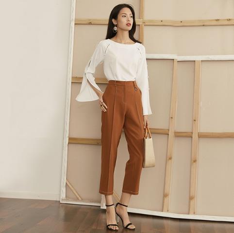 时髦感倍增的系带开叉阔腿裤轻松打造大长腿（图）