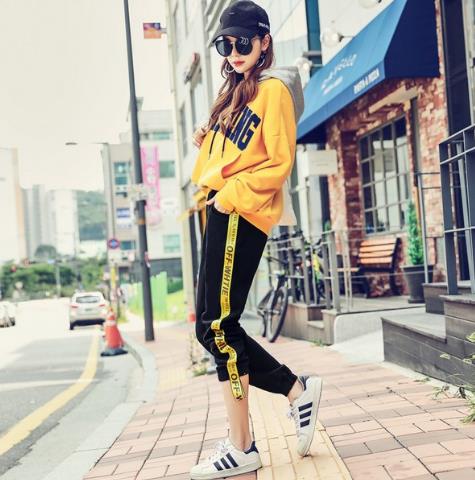 时髦感倍增的系带开叉阔腿裤轻松打造大长腿（图）