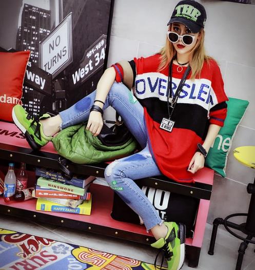 2017新款毛衣：不对称亮片字母露背毛衣搭配（图）