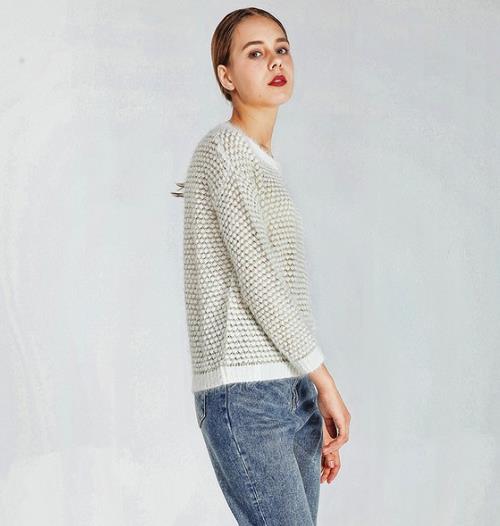 2017新款毛衣：不对称亮片字母露背毛衣搭配（图）