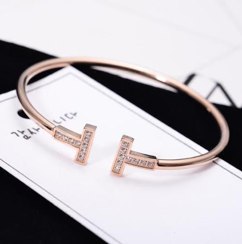 优雅大气时尚的欧美圆环手环多种搭配推荐(图) 优雅大气时尚的欧美圆环手环多种搭配推荐(图)