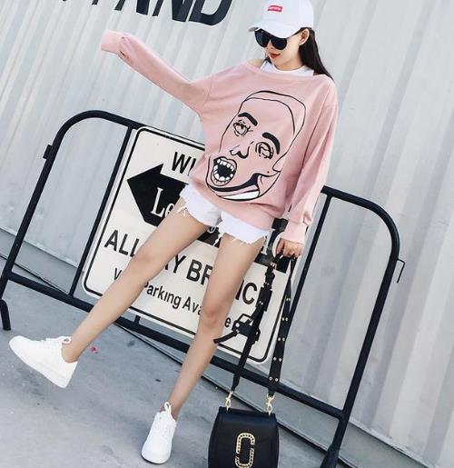 秋装卫衣上新:刺绣连帽卫衣怎么搭配时尚帅气(图) 秋装卫衣上新:刺绣连帽卫衣怎么搭配时尚帅气(图)