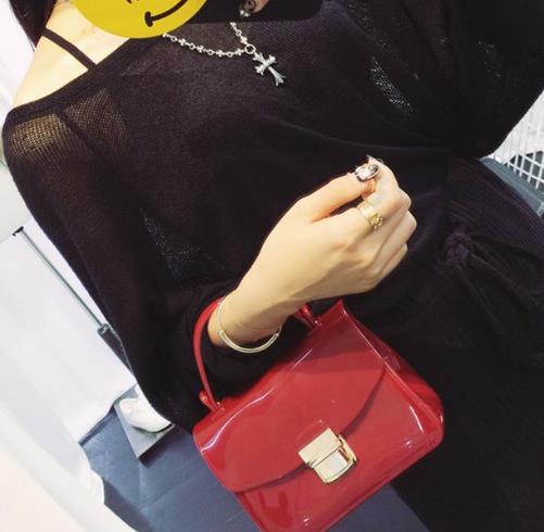 磨砂果冻斜挎包搭配:时尚又百搭斜挎包分享(图) 磨砂果冻斜挎包搭配:时尚又百搭斜挎包分享(图)